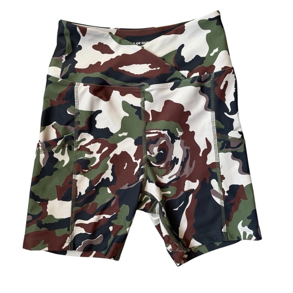 Year Of Ours Crossover Waist Camo Biker Shorts Women’s Size Small Side Pockets - Picture 2 of 5